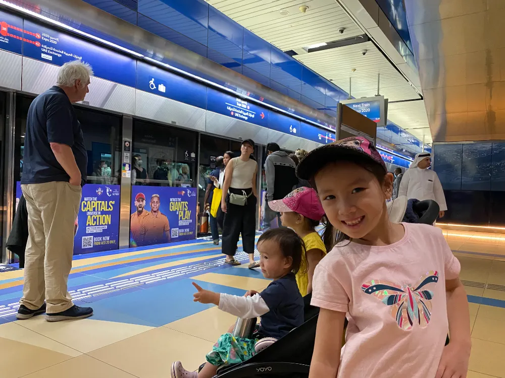 dubai-mit-kindern-erfahrungsbericht-metro-wartezeit